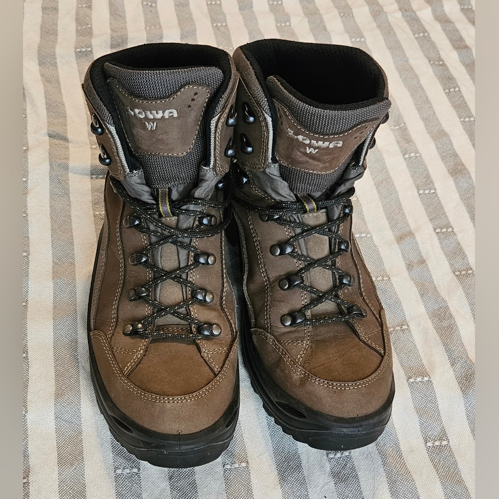 Women's Lowa Renegade 10.5 wide waterproof hiking boot
